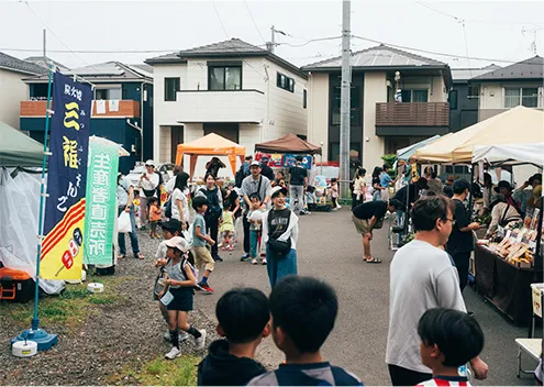 主催するマルシェは大賑わい